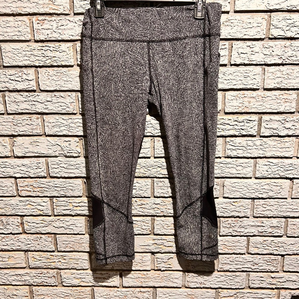 Lululemon Pace Rival Crop Mid Rise Size 8  Spray Jacquard Black White